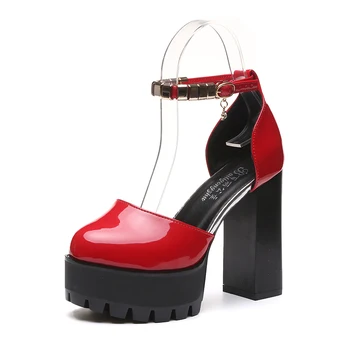 Bayanlar Cosplay Ayakkabı Yaz Kalın Su Geçirmez Platformu 12 cm Yüksek Topuk Kelime Toka Sandalet Patent Deri Kırmızı Düğün Ayakkabı
